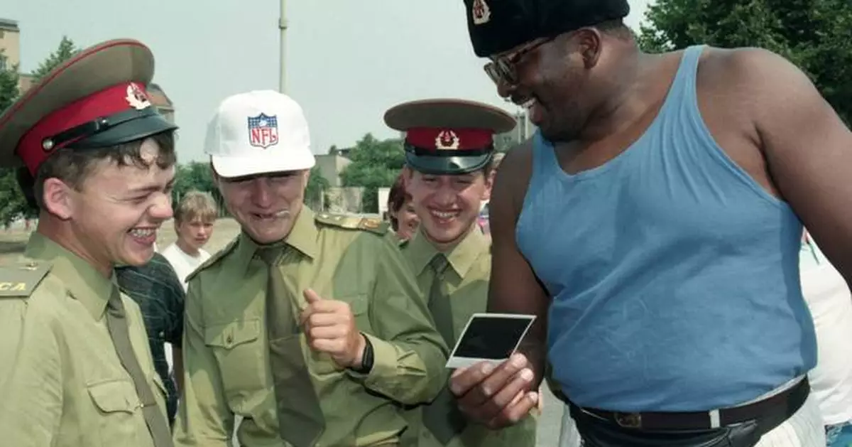 Soviet soldiers and chunks of the Wall: NFL's first visit to Berlin came as the Cold War ended
