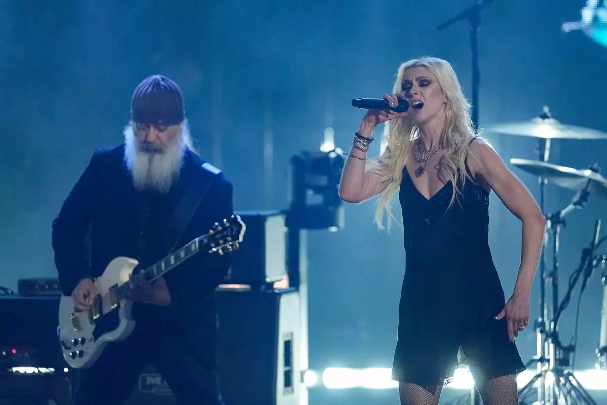 Taylor Momsen, right performs with Kim Thayil of Soundgarden, during the 2025 Rock and Roll Hall of Fame Induction Ceremony on Saturday, Nov. 8, 2025, at L.A. Live in Los Angeles. (AP Photo/Chris Pizzello)
