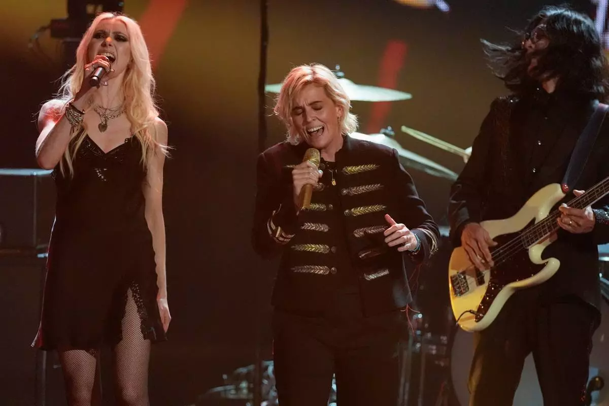 Taylor Momsen, from left, performs with Brandi Carlile and inductee Hiro Yamamoto of Soundgarden, during the 2025 Rock and Roll Hall of Fame Induction Ceremony on Saturday, Nov. 8, 2025, at L.A. Live in Los Angeles. (AP Photo/Chris Pizzello)