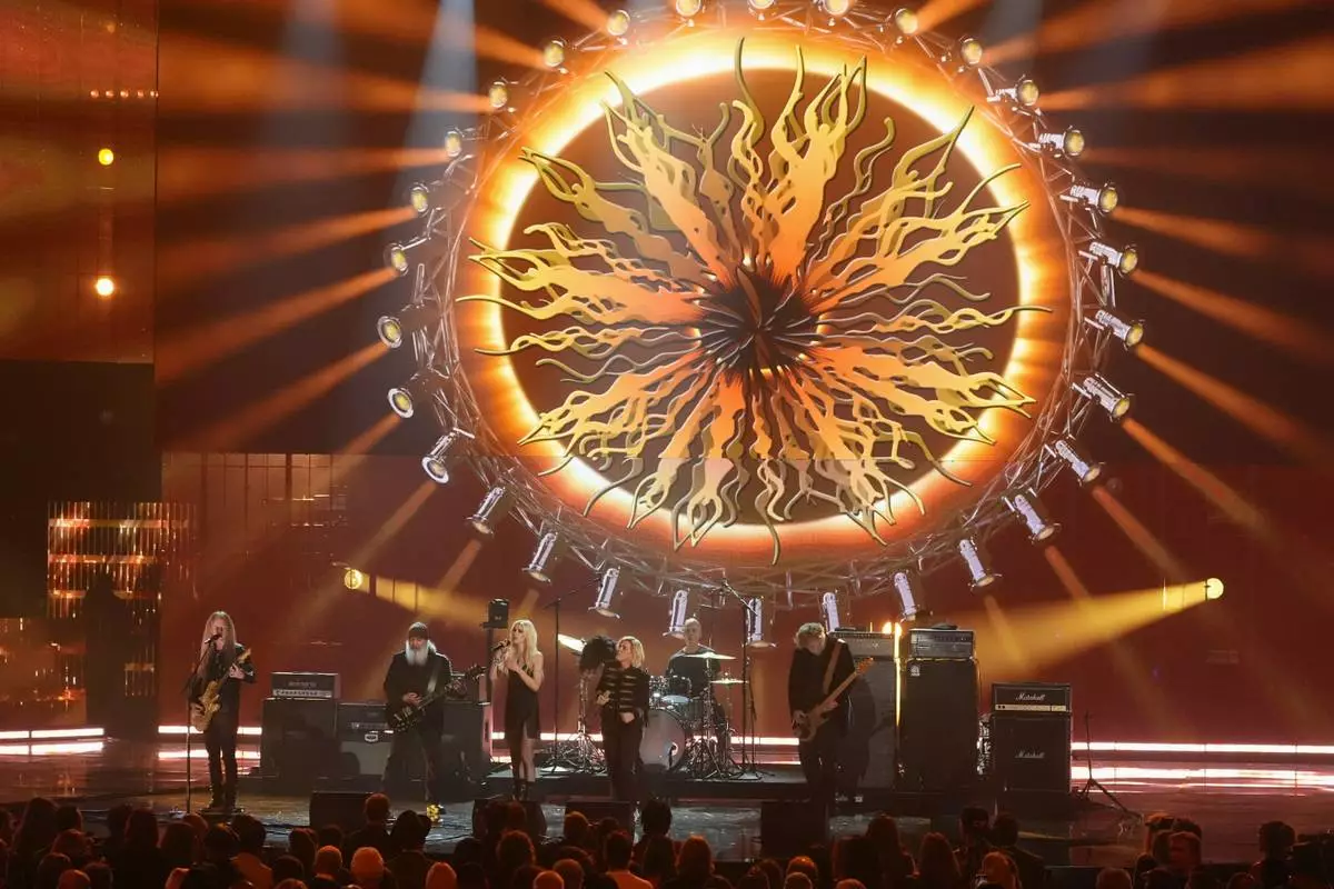 Jerry Cantrell of Alice in Chains, from left Kim Thayil of Soundgarden, Taylor Momsen, Brandi Carlile, Matt Cameron and Ben Shepherd of Soundgarden perform during the 2025 Rock and Roll Hall of Fame Induction Ceremony on Saturday, Nov. 8, 2025, at L.A. Live in Los Angeles. (AP Photo/Chris Pizzello)