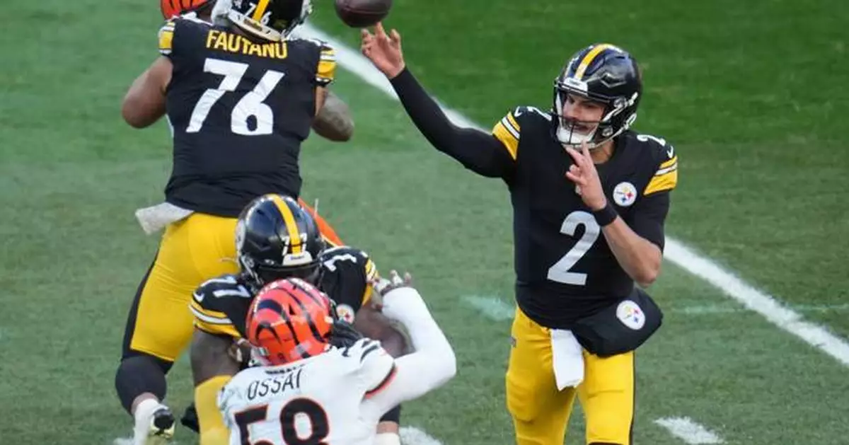 Steelers QB Aaron Rodgers and his broken wrist could still play against the Bears