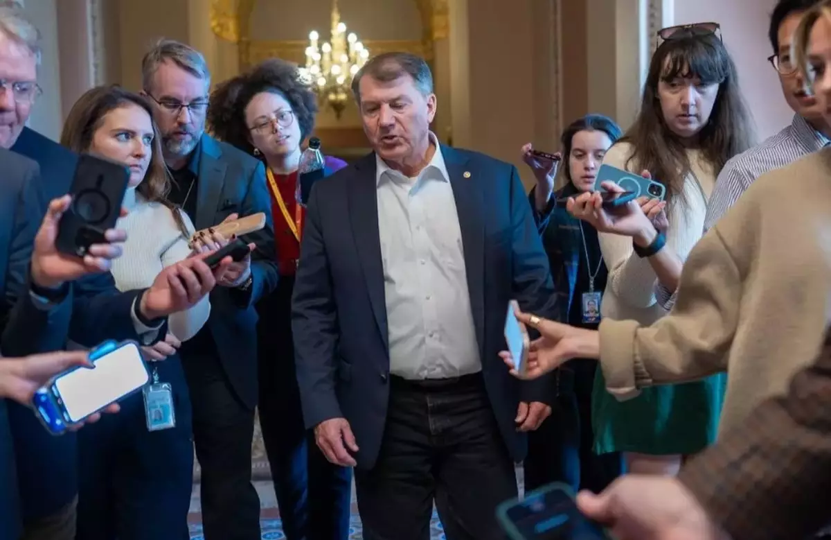 Weekend session gets off to slow start in Senate as lawmakers look for a way out of shutdown