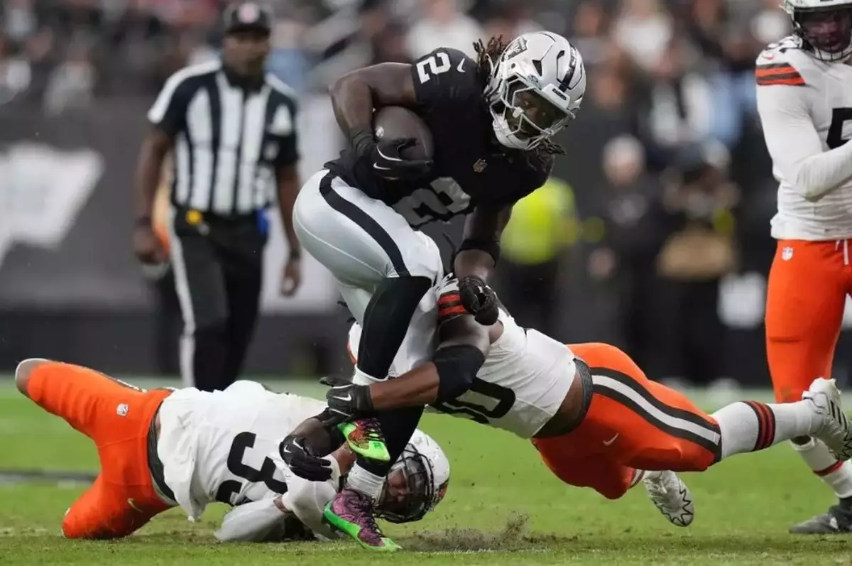Shedeur Sanders wins his 1st NFL start, Myles Garrett has 3 sacks as Browns beat Raiders
