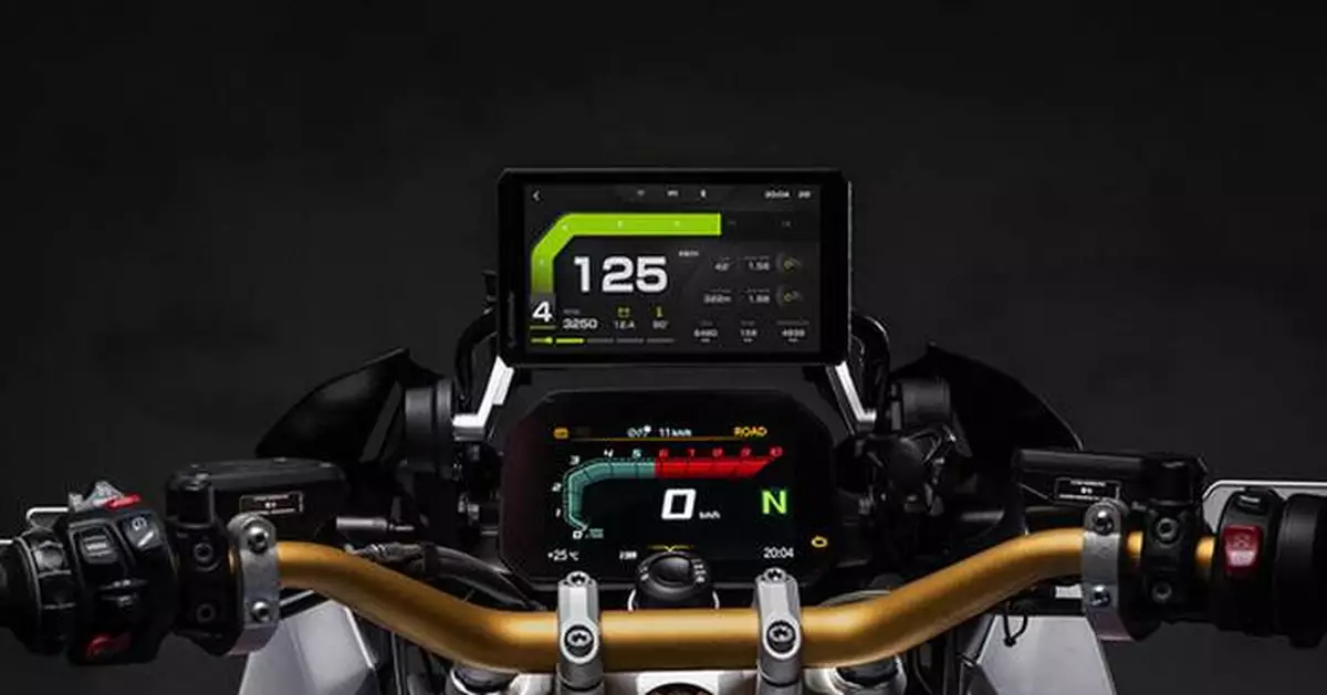 RiderNav Unveils R7M -- 7-Inch BMW Display with Wireless CarPlay® / Android Auto and Insta360/GoPro/DJI Control