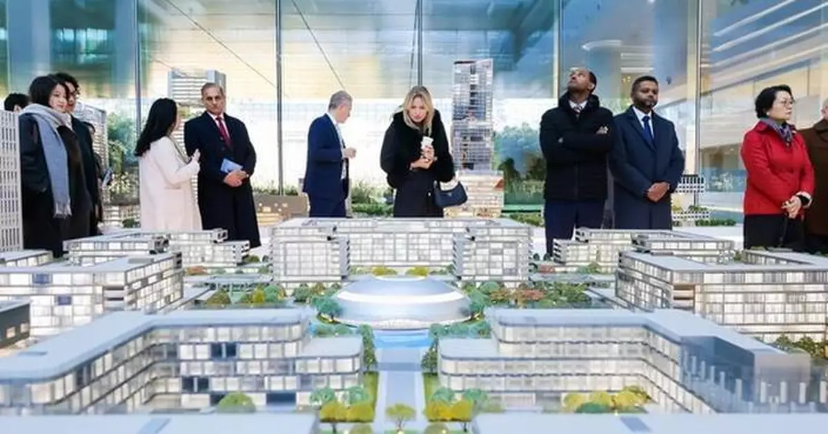 Xinhua Silk Road: Think tank delegation tours JD.com global headquarters, experiencing its digital intelligence innovations