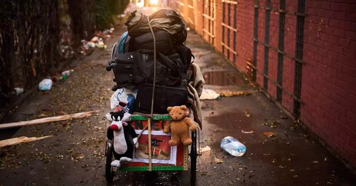 Photos show Spanish police evicting hundreds of migrants from unsafe squat