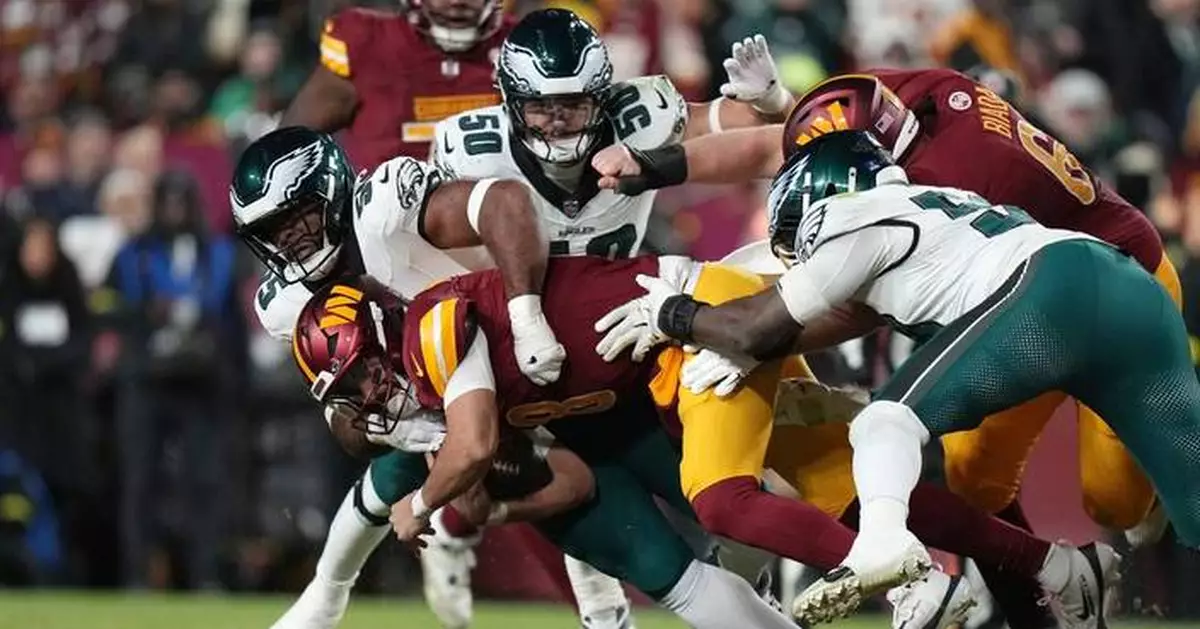 Commanders QB Marcus Mariota leaves game against Eagles with an injured right hand