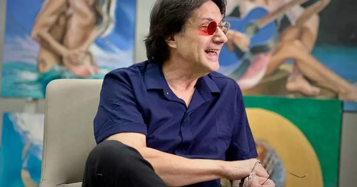 From red donkeys to vibrant art: Fernando Dávila's colorful journey as a colorblind painter