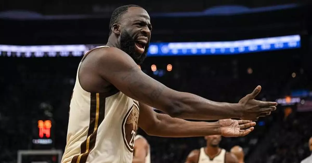 Draymond Green, Steve Kerr have heated exchange in huddle during timeout before Green leaves court