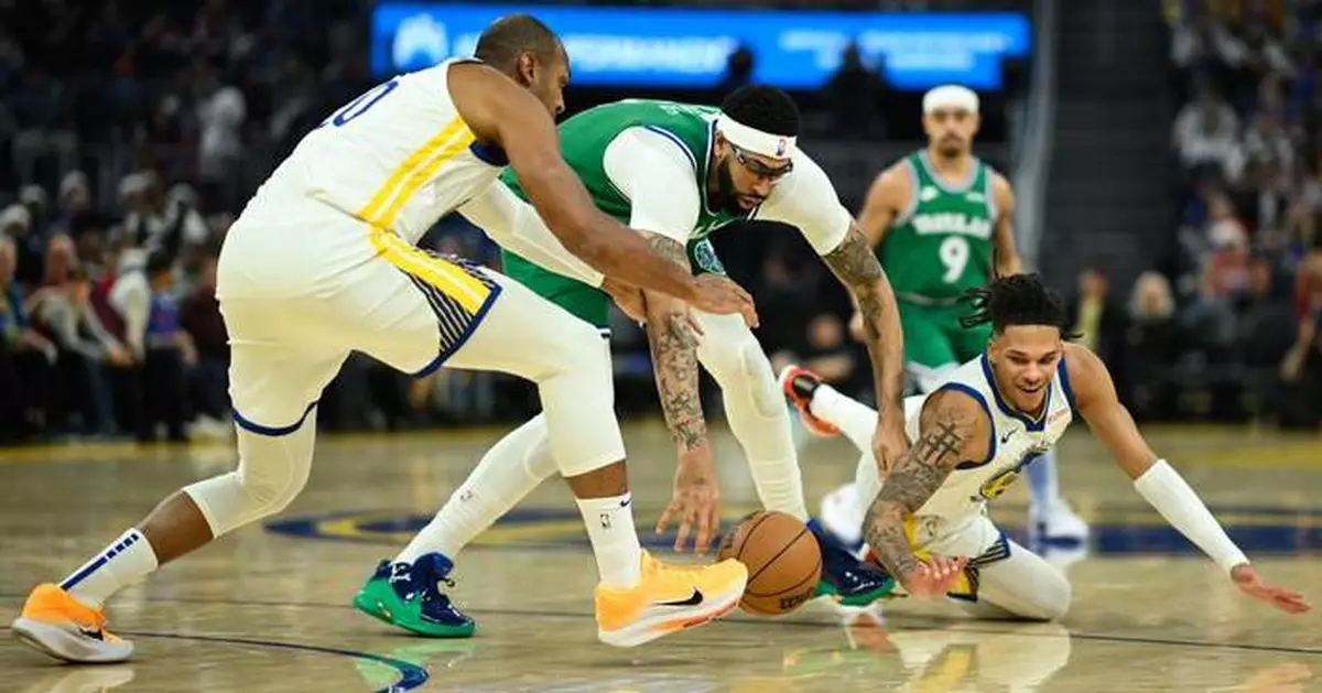 Dallas center Anthony Davis leaves with groin injury