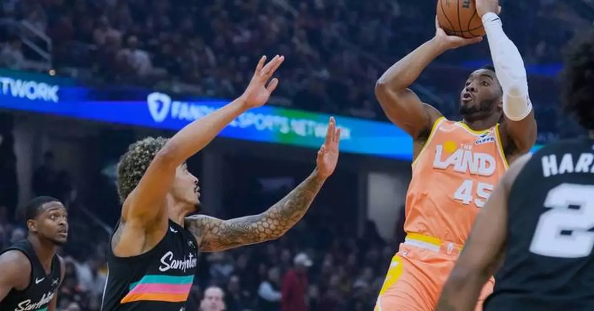 Donovan Mitchell scores 28 points, Cavaliers beat Spurs 130-117