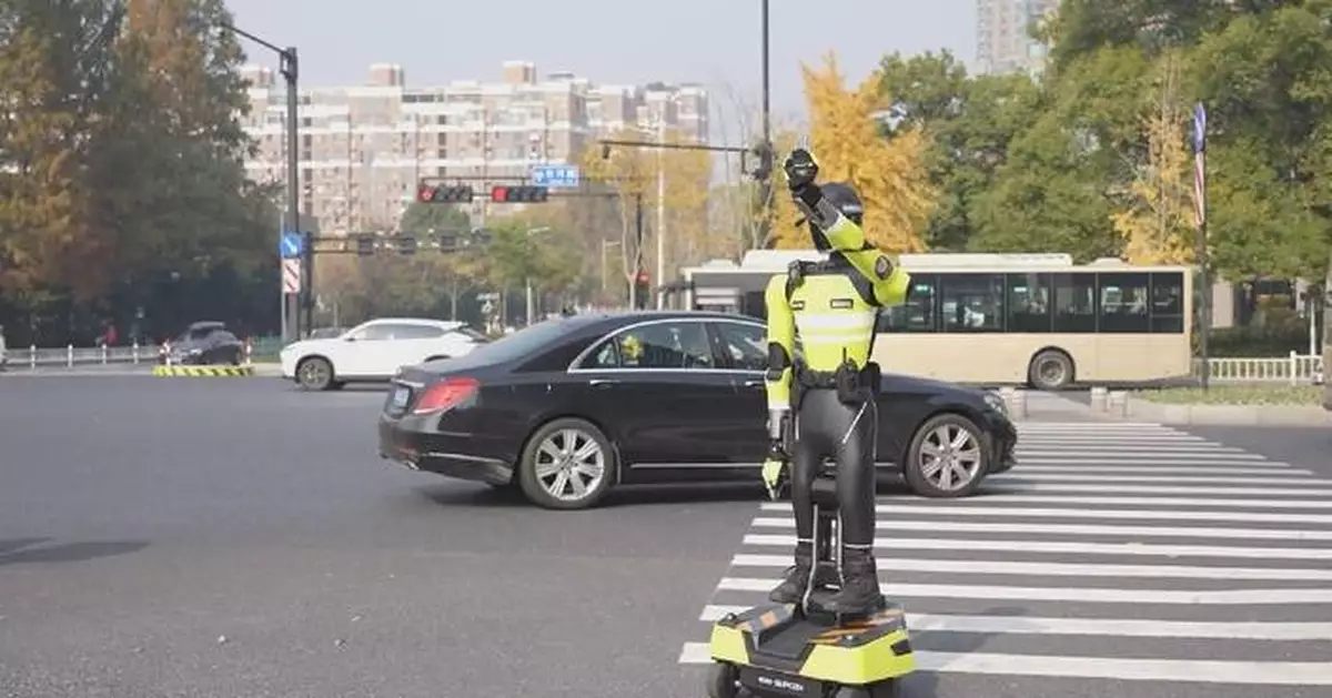 Robot traffic officer goes on duty in China's Zhejiang