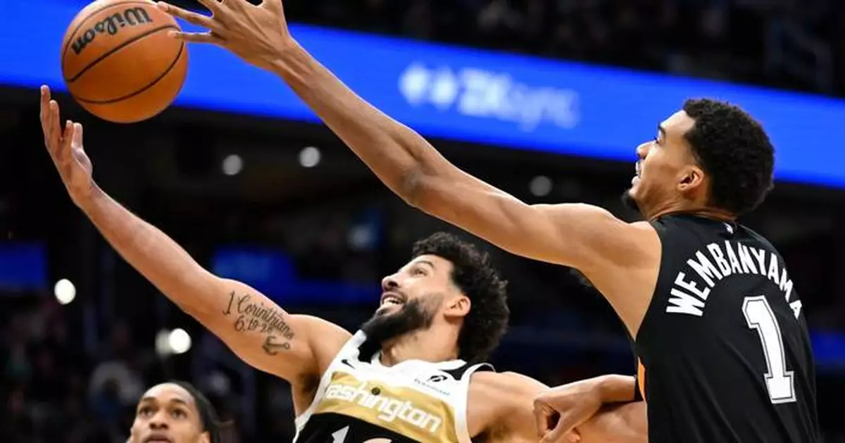 Fox scores 27, leads Spurs to 124-113 win over Wizards