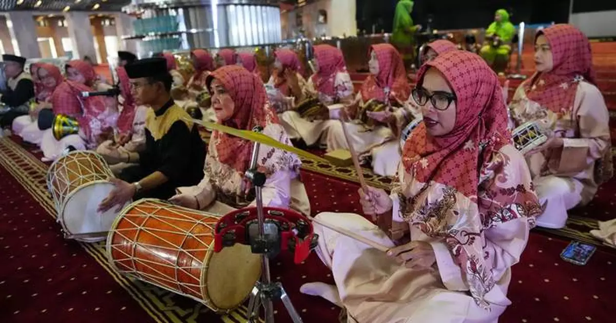 Photos capture the moment 51 couples tie the knot in Indonesian mass wedding ceremony
