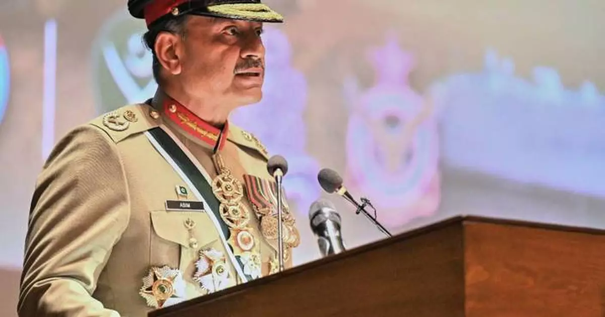 Saudi Arabia awards Pakistan's powerful army chief highest national honor after defense pact