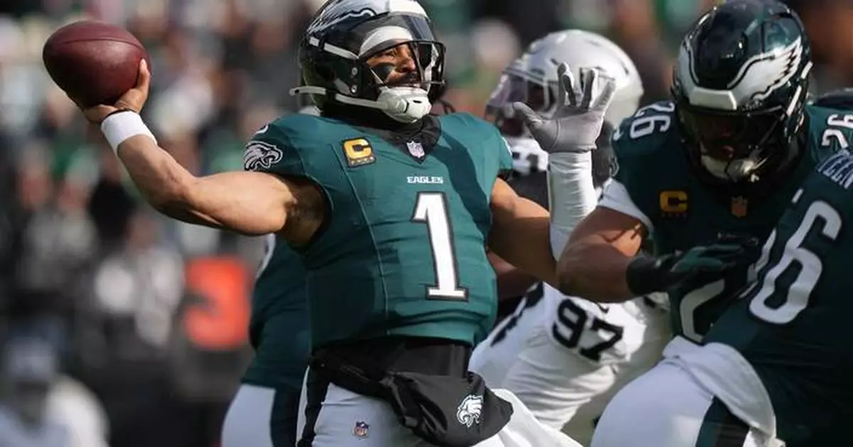 Jalen Hurts rebounds with 3 TD passes as Eagles snap losing streak in 31-0 rout of Raiders
