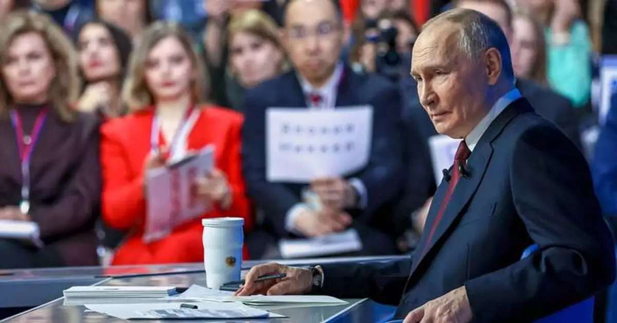 At Putin’s annual news conference, a Russian journalist pops the question — to his girlfriend