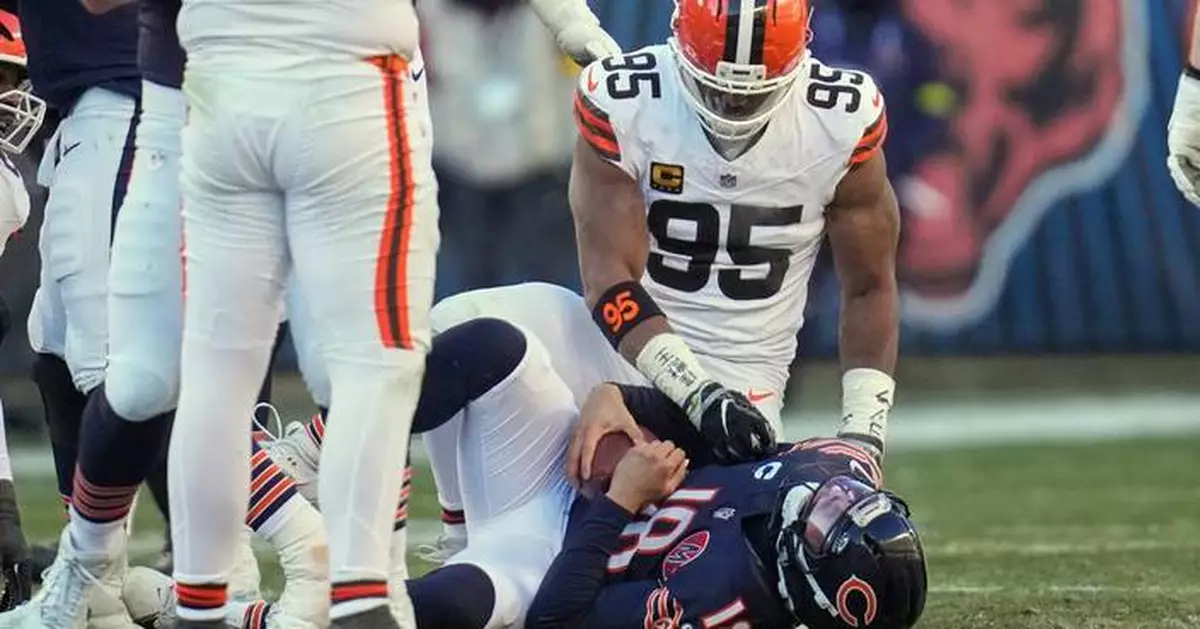 Cleveland Browns' Myles Garrett moves closer to sack record while playing through hip issue