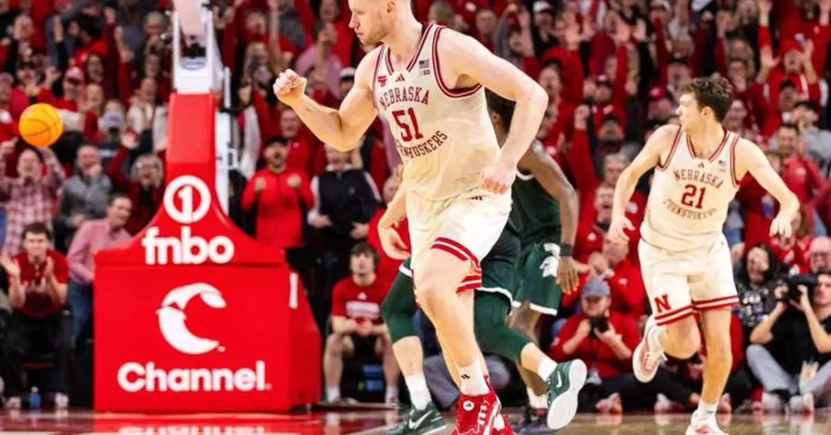 Arizona holds No. 1 spot over Michigan by single point in one of the closest AP Top 25 races ever