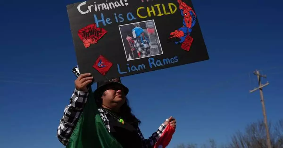Officers confront protesters at Texas facility as lawmaker visits father, son detained in Minnesota