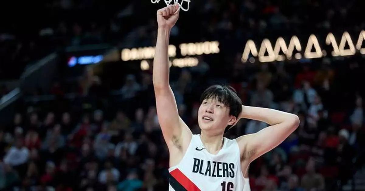 Portland center Yang Hansen takes inadvertent knee to back of head in scary play against Warriors