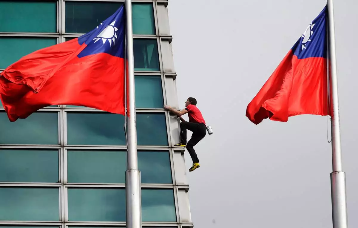 FILE - Rock climber Alex Honnold, of the U.S., performs a free solo climb of the Taipei 101 skyscraper in Taipei, Taiwan, Sunday, Jan. 25. 2026. (AP Photo/Chiang Ying-ying, File)