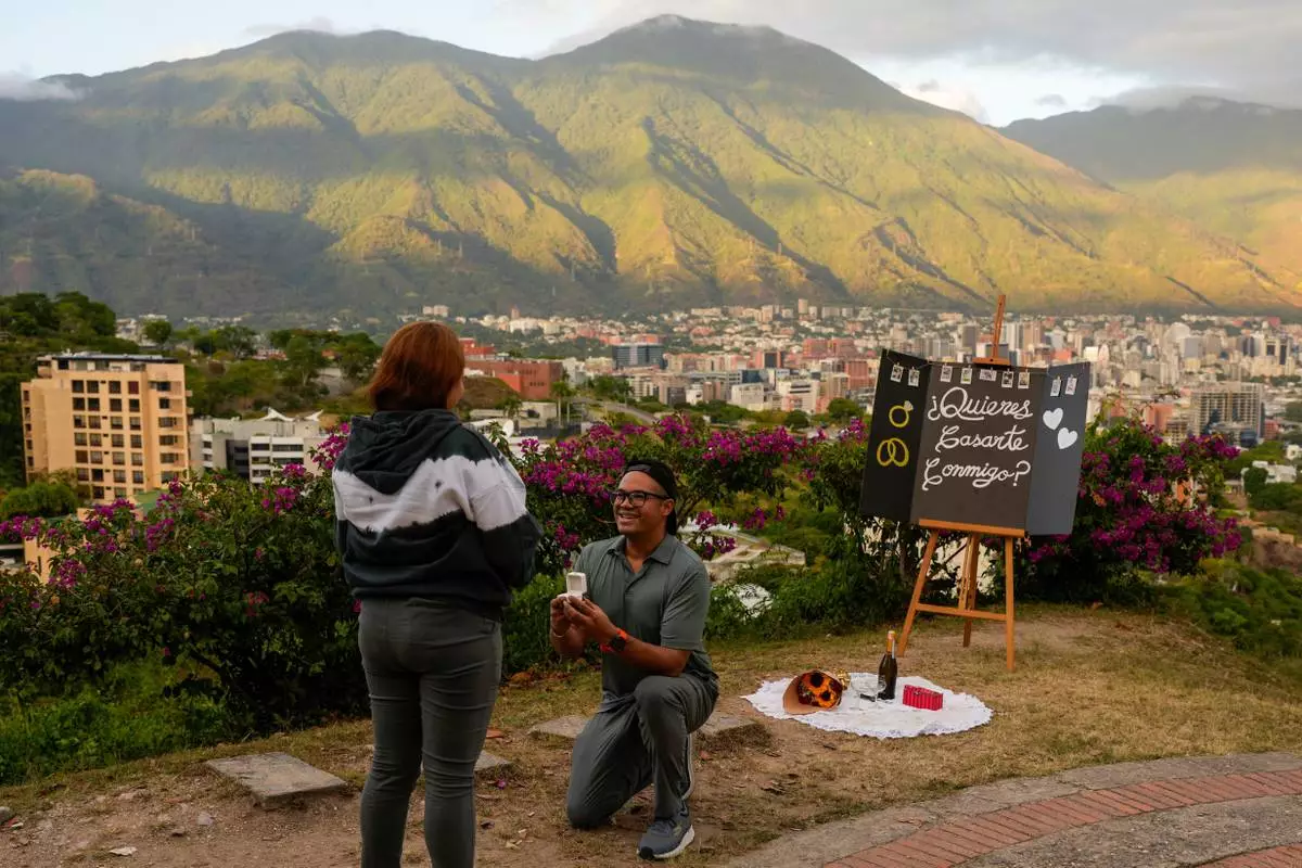 FILE - Jose Saavedra proposes to his girlfriend Mariele Munoz at the Valle Arriba viewpoint in Caracas, Venezuela, Dec. 30, 2025. (AP Photo/Matias Delacroix, File)