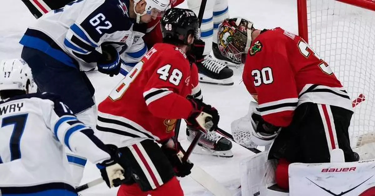 Knight makes 32 saves as the Blackhawks beat Toews and the Jets 2-0