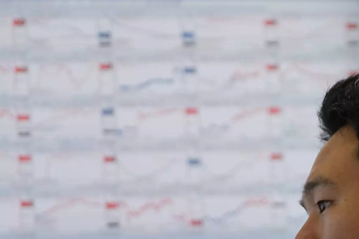 A dealer watches computer monitors at a dealing room of Hana Bank in Seoul, South Korea, Monday, Jan. 5, 2026. (AP Photo/Lee Jin-man)