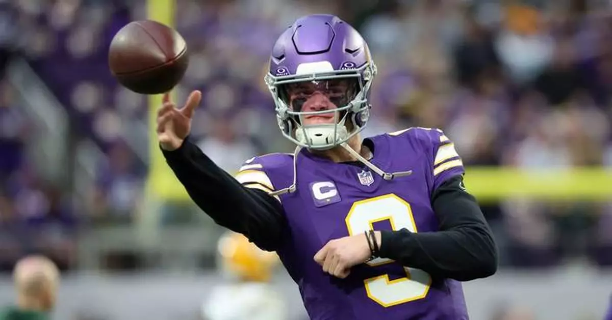 McCarthy gives Vikings another mixed-bag performance in season finale, including another injury exit