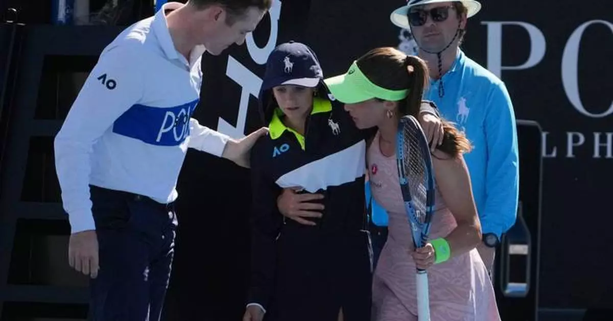 Zeynep Sönmez rushes to aid ballkid during Australian Open upset win