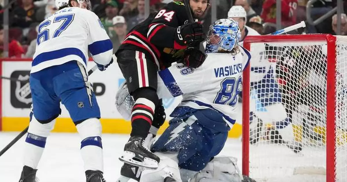 Lightning beat Blackhawks 2-1 in shootout in their 15th straight game without a regulation loss