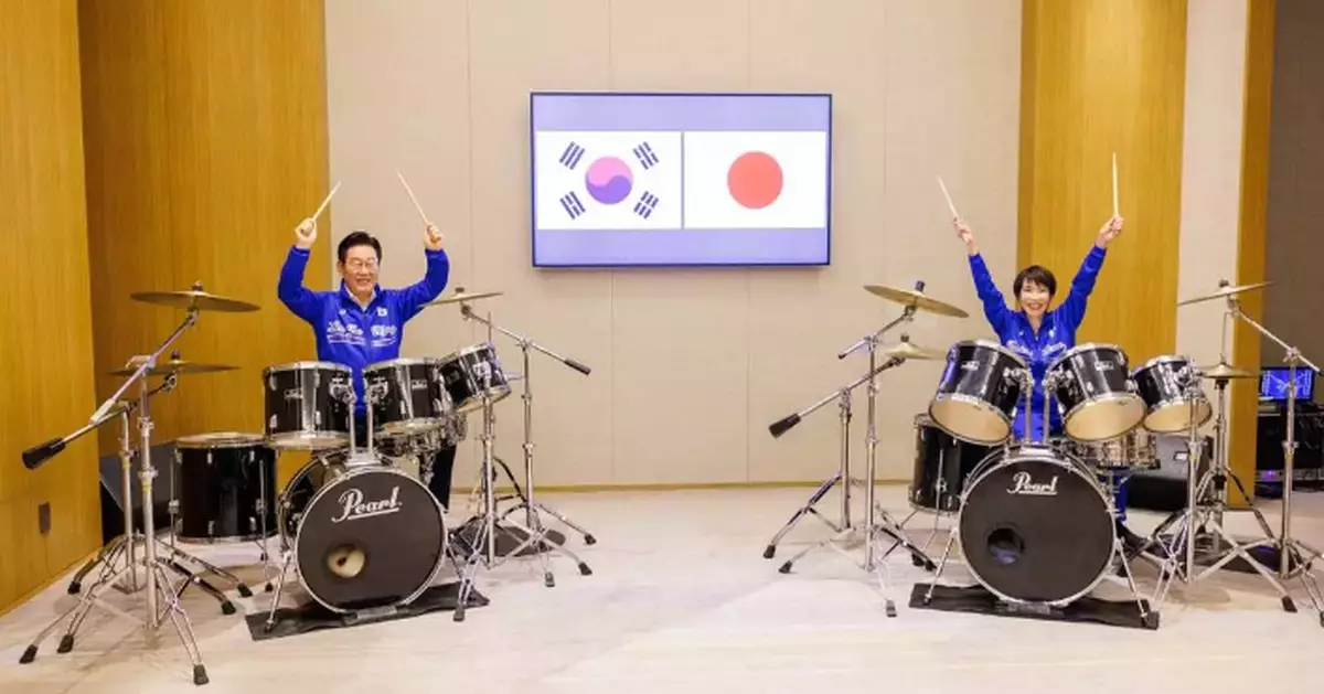 Japanese and South Korean leaders jam to K-pop hits at a summit