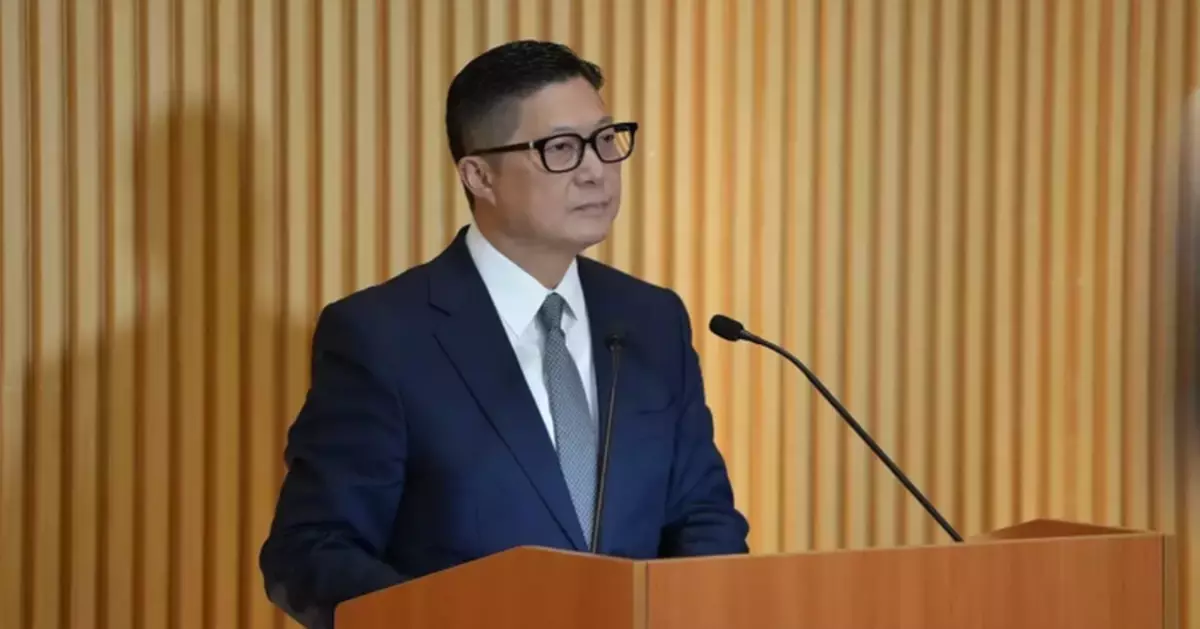 Secretary for Security Advocates Seat Belt Use Despite Changes in Bus Regulation