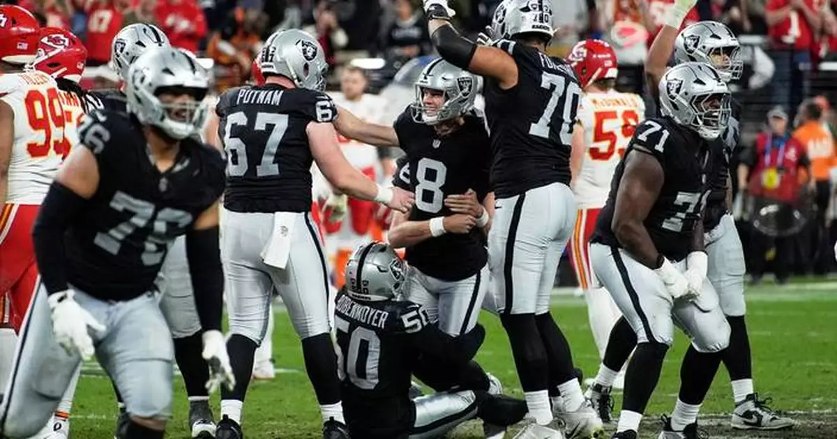 Daniel Carlson hits 60-yard field goal to lift Raiders over Chiefs, 14-12