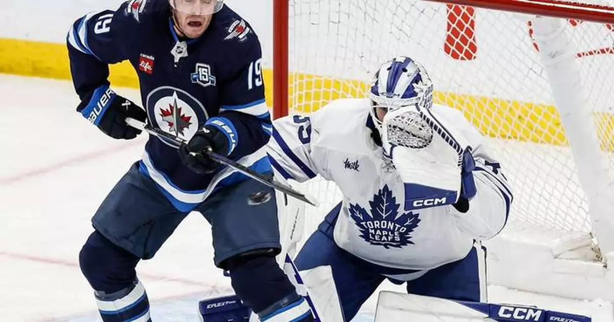 Jonathan Toews plays first game in Chicago since joining Winnipeg Jets