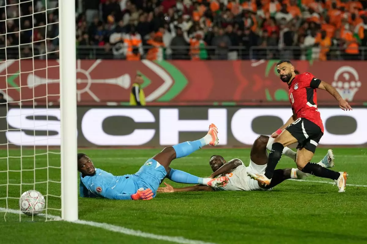 Egypt's Mohamed Salah, right, scores his side's third goal during the Africa Cup of Nations quarterfinal soccer match between Egypt and Ivory Coast, in Agadir, Morocco, Saturday, Jan. 10, 2026. (AP Photo/Mosa'ab Elshamy)