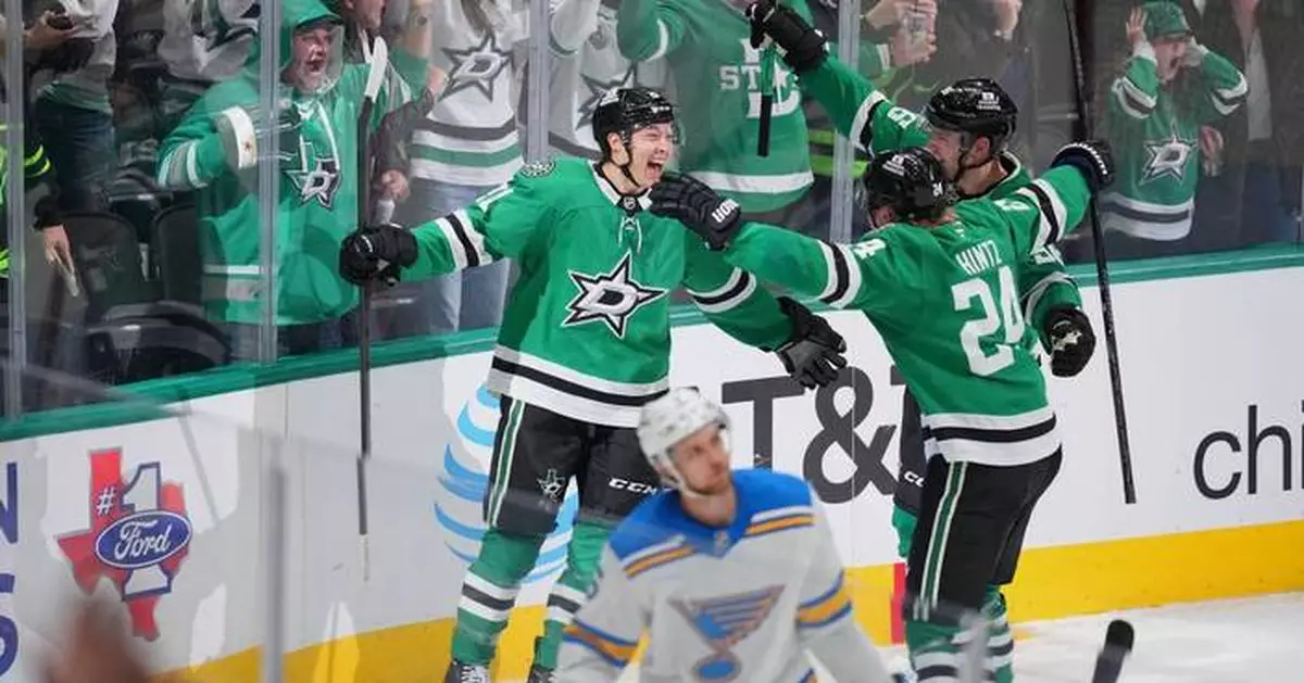 Robertson scores 30th goal with a minute left to lift Stars over Blues 3-2