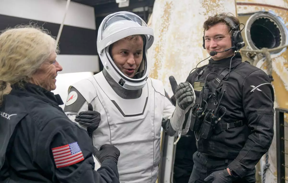 Roscosmos cosmonaut Oleg Platonov is helped out of the SpaceX Dragon Endeavour spacecraft onboard the SpaceX recovery ship SHANNON after they re-entered the earth in a middle-of-the-night splashdown near San Diego, Calif., Thursday, Jan. 15, 2026. (NASA via AP)