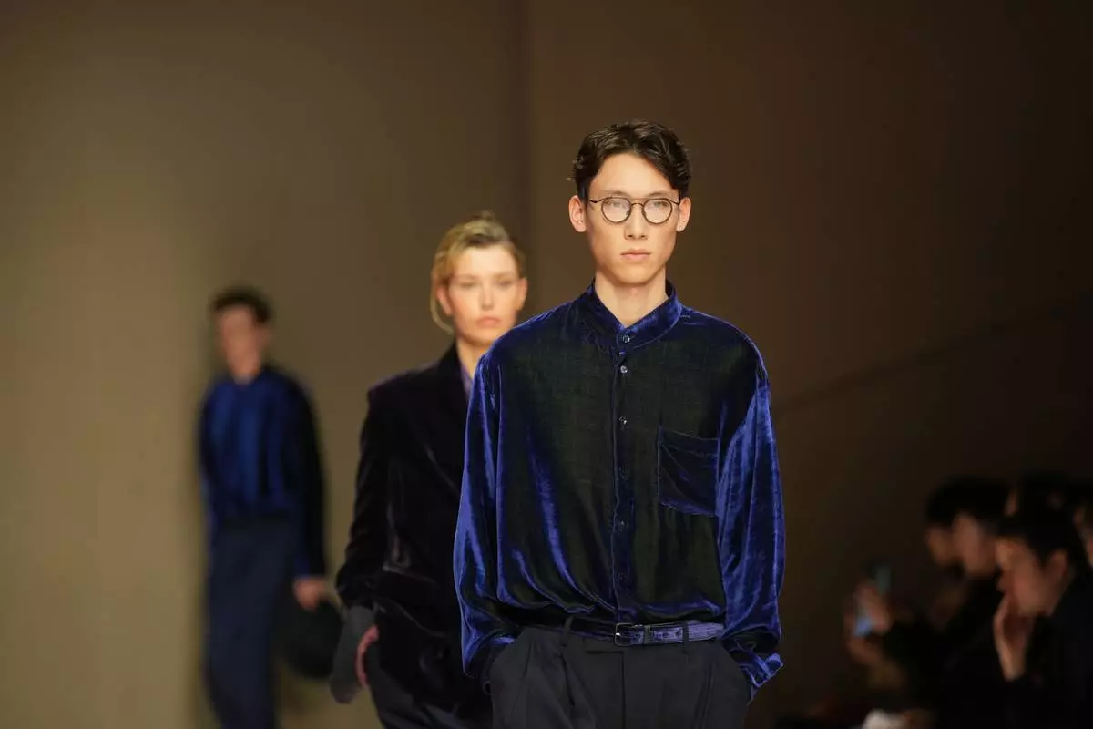 A model wears a creation as part of the Giorgio Armani Fall/Winter 2026-2027 Men's collection presented in Milan, Italy, Monday, Jan. 19, 2026. (AP Photo/Antonio Calanni)