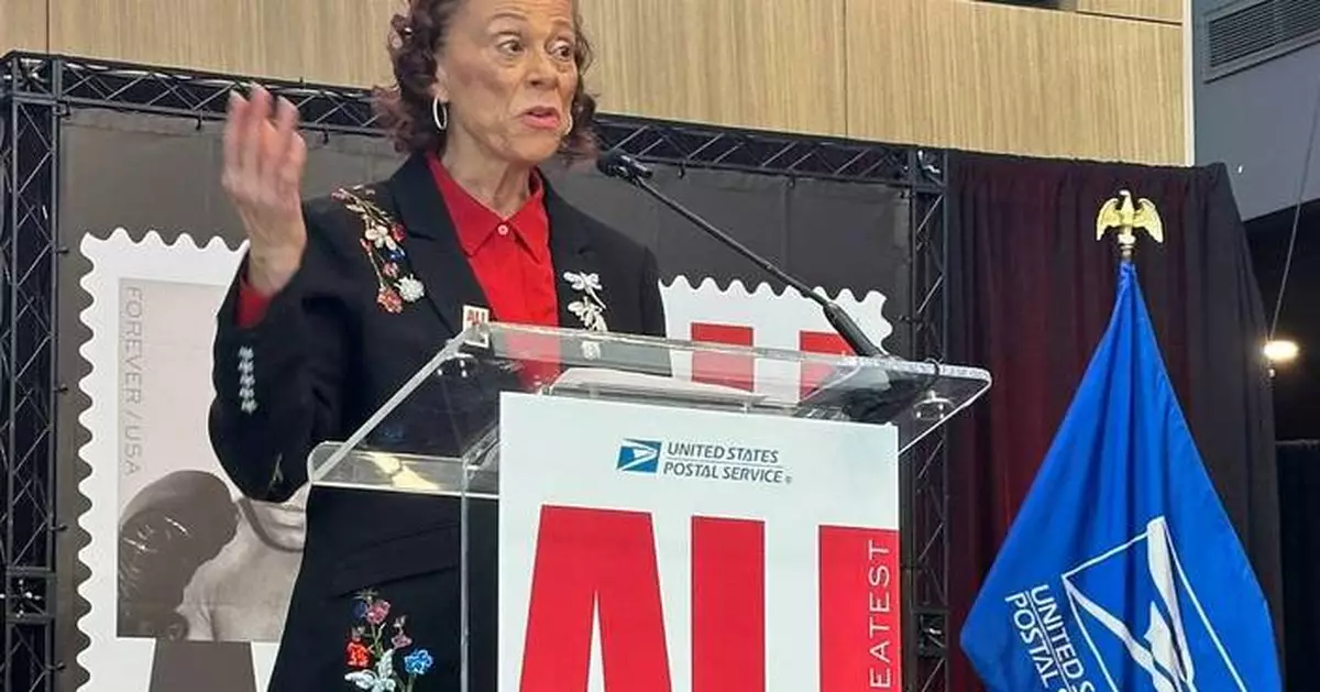 Postal Service unveils new Muhammad Ali stamp in champ's hometown