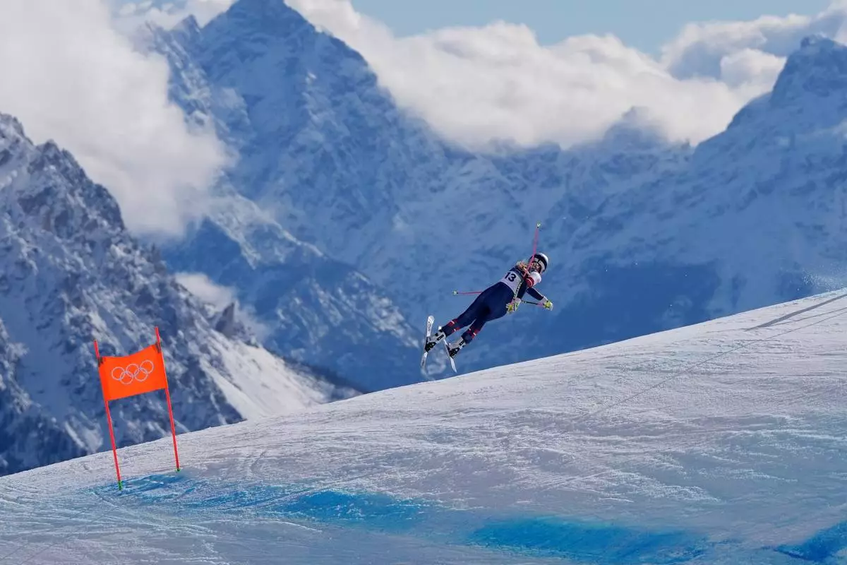 United States' Lindsey Vonn crashes during an alpine ski women's downhill race, at the 2026 Winter Olympics, in Cortina d'Ampezzo, Italy, Sunday, Feb. 8, 2026. (AP Photo/Jacquelyn Martin)