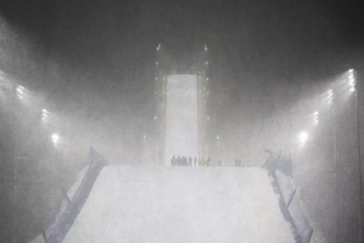 Heavy snow falls before the women's freestyle skiing big air finals at the 2026 Winter Olympics, in Livigno, Italy, Monday, Feb. 16, 2026. (AP Photo/Andy Bao)