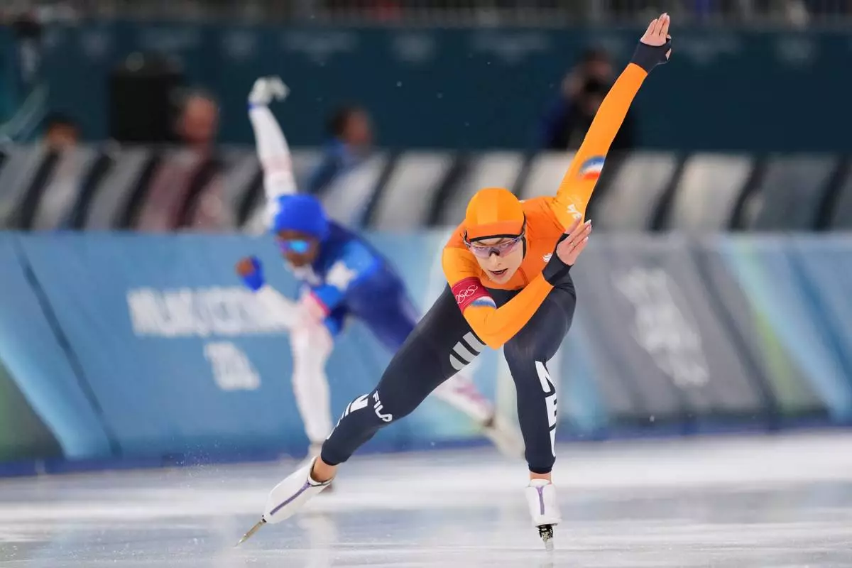 Gold medallist Femke Kok of the Netherlands competes against Erin Jackson of the U.S., rear, in the women's 500 meters speedskating race at the 2026 Winter Olympics, in Milan, Italy, Sunday, Feb. 15, 2026. (AP Photo/Antonio Calanni)
