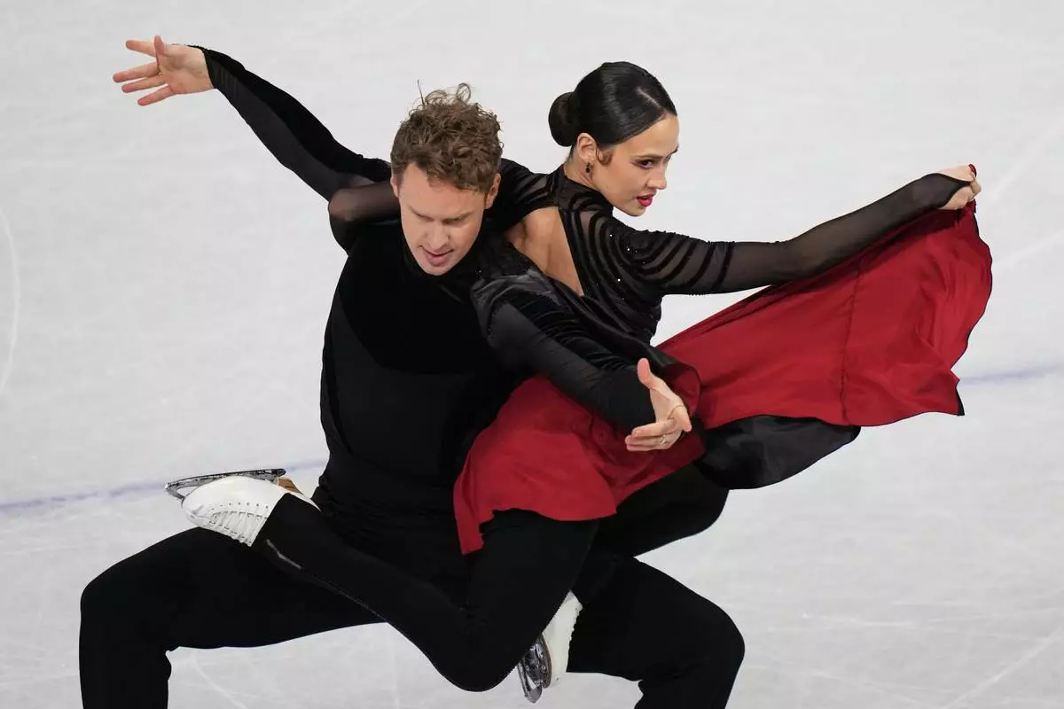 Madison Chock and Evan Bates of the United States compete during the figure skating ice dance team event at the 2026 Winter Olympics, in Milan, Italy, Saturday, Feb. 7, 2026. (AP Photo/Stephanie Scarbrough)