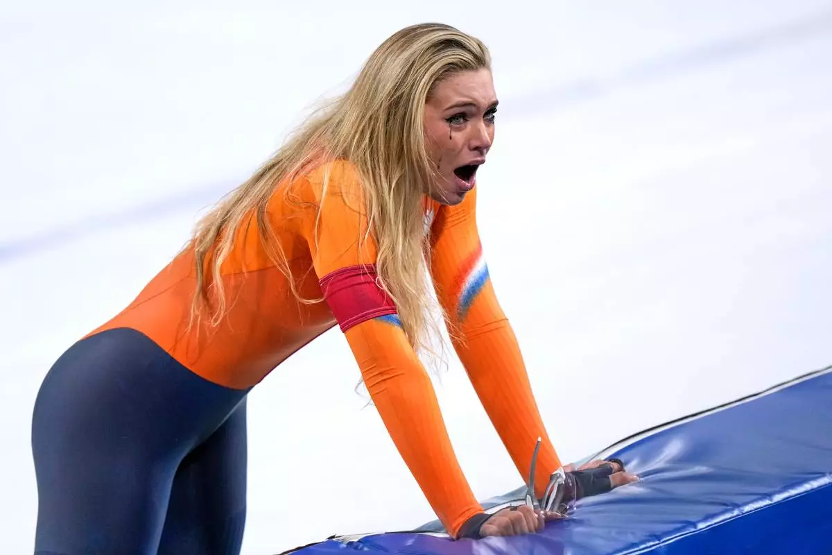Jutta Leerdam of the Netherlands cries after winning the gold medal in the women's 1,000 meters speedskating race at the 2026 Winter Olympics, in Milan, Italy, Monday, Feb. 9, 2026. (AP Photo/Luca Bruno)