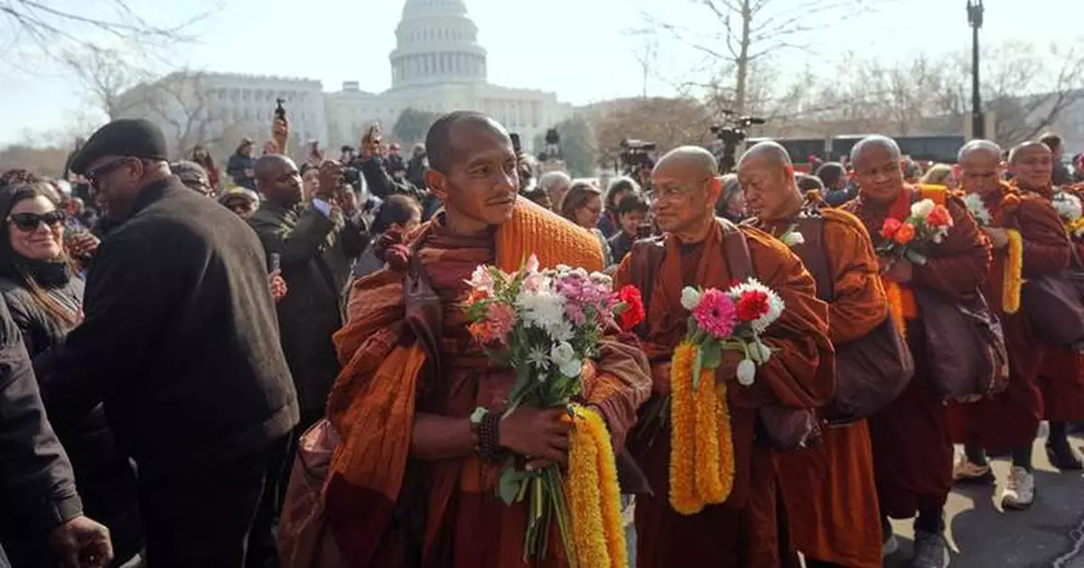 Buddhist monks draw thousands to Lincoln Memorial on final day of their 15-week journey from Texas