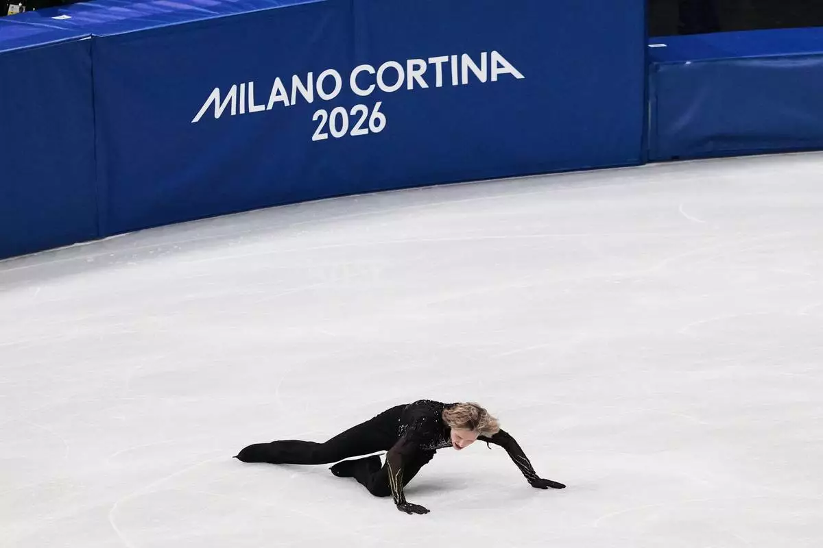 Ilia Malinin of the United States falls during the men's free skate program in figure skating at the 2026 Winter Olympics, in Milan, Italy, Friday, Feb. 13, 2026. (AP Photo/Stephanie Scarbrough)