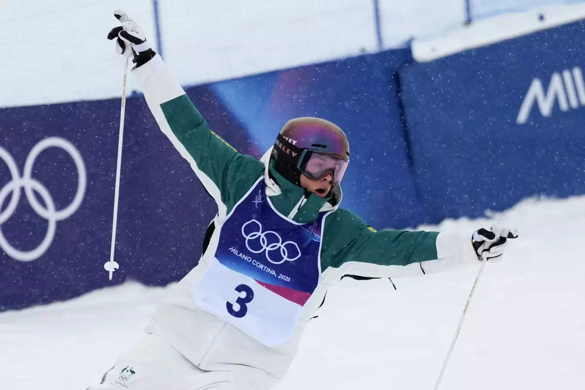 Gold medalist Australia's Jakara Anthony celebrates after defeating United States' Jaelin Kauf in the women's freestyle skiing dual moguls finals at the 2026 Winter Olympics, in Livigno, Italy, Saturday, Feb. 14, 2026. (AP Photo/Abbie Parr)