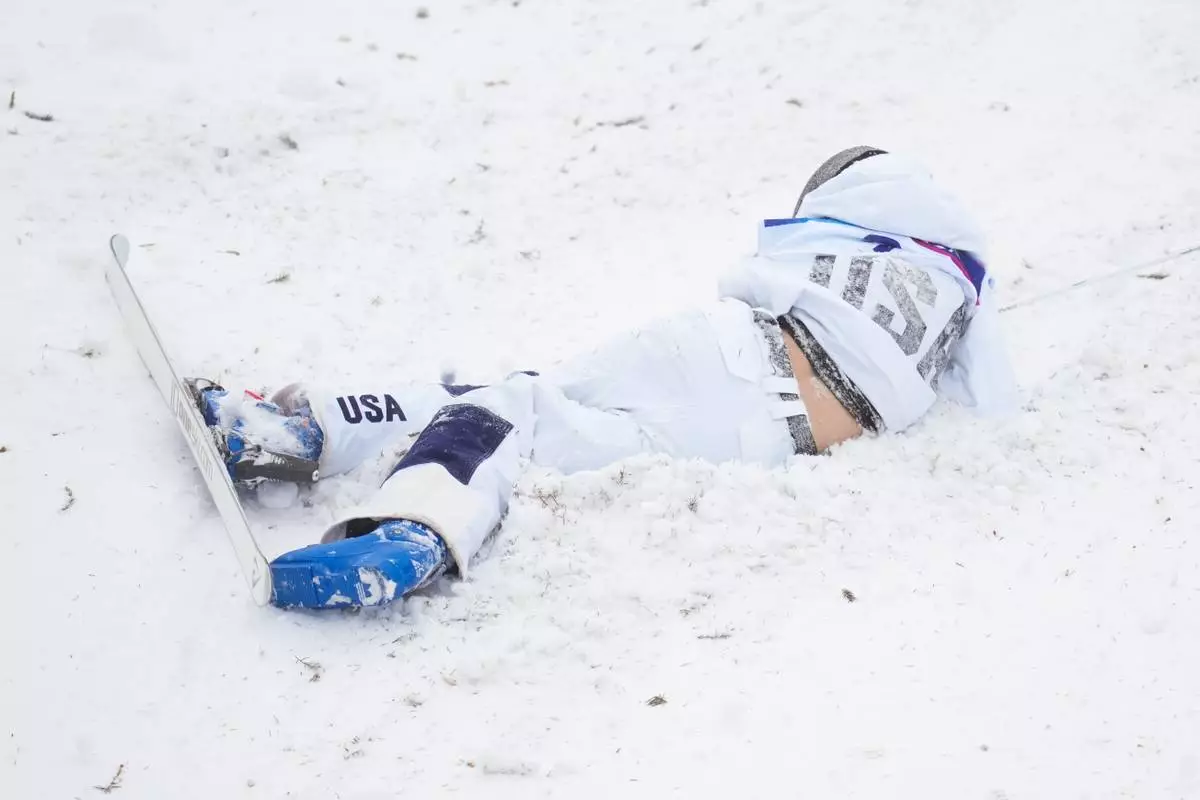 United States' Elizabeth Lemley falls while competing in the women's freestyle skiing dual moguls finals against Australia's Jakara Anthony, not pictured, at the 2026 Winter Olympics, in Livigno, Italy, Saturday, Feb. 14, 2026. (AP Photo/Abbie Parr)